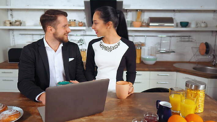 백인 라이프스타일 커플 드레스 여자 남자 행복 커피 음료 결혼 컨셉 오렌지 가족 관계 모션 탁자 아침 남편 아파트 주택 함께함 실내 미소 사람 정장 성인 두명 일상 노트북 주방 식사 주스 낭만 아내 직장인 플랫 아침식사 준비 습관 수유 4K MOV 해외동영상 클립영상 주간 서양인 직업 옷 감정 가구 과일 표정 이벤트 내부 건물 라이프 생활 전자제품 동영상 파일형식