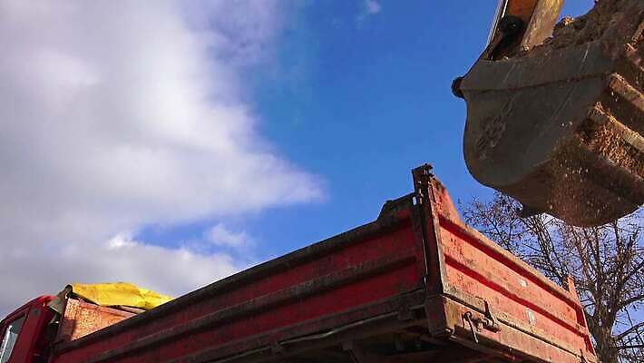 직업 산업 도로 지구 모래 포즈 건축양식 노동자 사람없음 건물 파란색 노란색 힘 기계 흙 장비 건설현장 업무 바퀴 땅 불도저 굴착기 삽 발굴 국자 트랙터 짐차 지하 무거움 땅파기 의무 채석 1인칭시점 4K MP4 해외동영상 클립영상 건축물 시선 건축 길 컬러 교통시설 자동차 주방용품 건설업 작업 중장비 무게 농기계 특수차량 동영상 파일형식