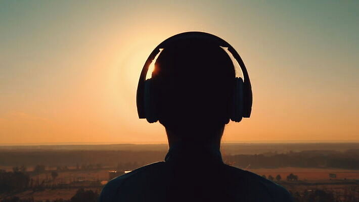 라이프스타일 음악 자연 한명 사람 야외 태양 일출 헤드폰 일몰 자유 MOV 해외동영상 슬로모션 클립영상 자연요소 1 음향기기 컨셉 문화예술 촬영기법 생활 노을 생태계 동영상 파일형식