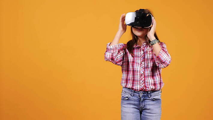 백인 응시 여자 행복 안경 백그라운드 컨셉 오렌지 미래 고글 아이디어 기술 실내 사람 노란색 3D 디지털 헤드폰 장비 게임 체험 사이버 비전 동영상 혁명 구성 웨어러블 가상 가상현실 현실 4K MOV 해외동영상 클립영상 서양인 시선 잡화 감정 컬러 음향기기 과일 놀이 내부 디지털합성 파일형식