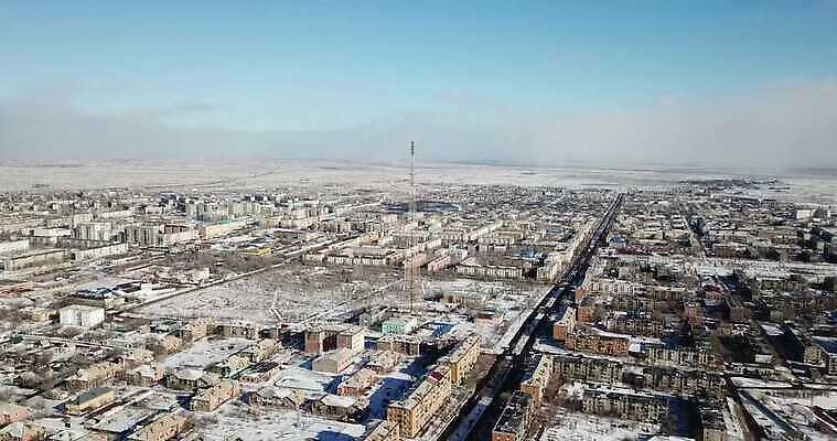도로 여행 백그라운드 겨울 건축양식 교통시설 하늘 거리 주택 안테나 파노라마 사람없음 건물 태양 마을 냉동 얼음 일몰 추위 흰색 도시 서리 타운 항공촬영 드론 카자흐스탄 4K MP4 해외동영상 클립영상 자연요소 건축물 계절 건축 아시아 길 뷰포인트 컬러 교통 통신 촬영기법 노을 시설 동영상 파일형식