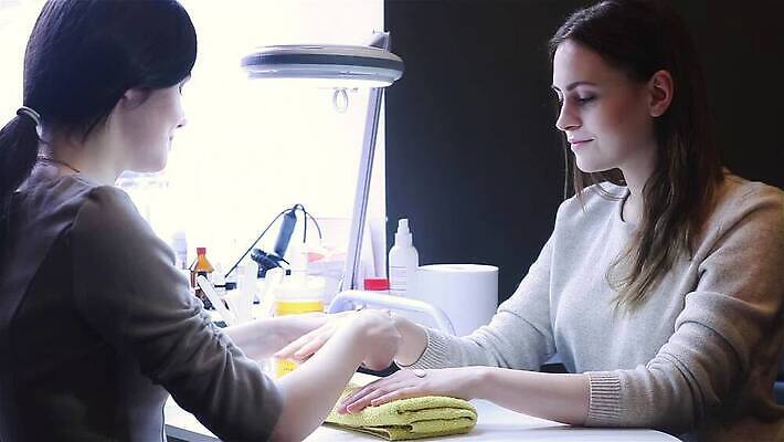 라이프스타일 손 여자 2 손가락 건강 사람 성인 두명 치료 빨간색 세트 뷰티 상점 화장품 흰색 붓 못 화려 고급 우아함 닫기 손톱관리 손톱 미용사 고객 피부 서비스 광택 프랑스어 돌봄 MP4 해외동영상 클립영상 직업 문자 컬러 컨셉 의학 모션 생활 신체부위 공구 네일아트 동영상 파일형식