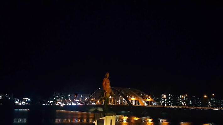 유럽 아시아 바다 여행 전등 조명 한국 동양인 풍경 사람없음 물 도시풍경 반사 항구 새벽 도시 만 보트 도심 야간 저녁 장면 스카이라인 석호 빛망울 랜드마크 4K MOV 해외동영상 클립영상 자연요소 나라 배_교통 교통시설 인종 빛 동영상 파일형식