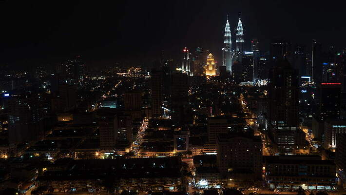아시아 도로 건축양식 자동차 파노라마 사람없음 건물 도시풍경 탑 고층빌딩 도시 야간 빛망울 말레이시아 수도권 4K 타임랩스 MOV 해외동영상 클립영상 자연요소 건축물 건축 나라 길 육상교통 교통시설 촬영기법 풍경 빌딩 빛 지역 동영상 파일형식