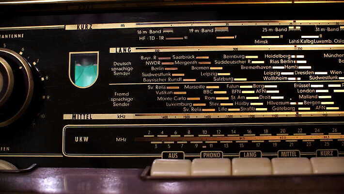 음악 파도 컨셉 모션 버튼 손잡이 사람없음 소리 듣기 수확 뉴스 클래식 닫기 역 볼륨 휴대용 향수 검색 라디오 복고 오디오 방송 아날로그 다이얼 스위치 스테레오 구식 되감기 멜로디 제어 조율 채널 스타일 4K MOV 해외동영상 클립영상 바다 농업 교통시설 문화예술 전자제품 화장품 오브젝트 동영상 파일형식