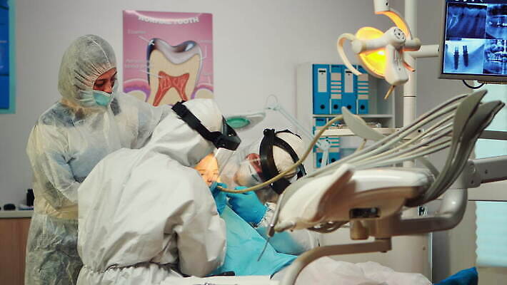 어린이 엄마 조명 엑스레이 건강 치과 병원 작업복 대화 설명 장비 시험 환자 간호사 의사 도구 램프 바이러스 치아 보호장비 치과의사 예방 방문 외과 틀니 치아교정 치통 코로나바이러스 뉴노멀 4K 구강학 MOV 해외동영상 클립영상 옷 교육 의학 가족 모션 말하기 사람 경제 의료진 소화기관 질병 교정 동영상 파일형식