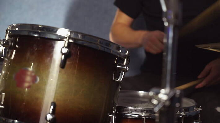 남자 음악 포즈 백그라운드 놀이 실내 한명 서기 앉기 이벤트 유행 소리 우정 공연 연주자 음악가 무대 도구 그룹 일렉기타 흥분 개성 드러머 팝 펑크 4K MOV 해외동영상 클립영상 직업 1 감정 모션 문화예술 사람 내부 친구 기타 동영상 파일형식