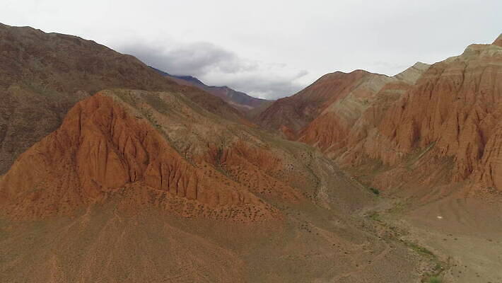 자연 산 안테나 사람없음 빨간색 골짜기 보행로 상승 드론 키르기스스탄 4K 설정숏 MOV 해외동영상 클립영상 길 컬러 컨셉 통신 촬영기법 생태계 동영상 중앙아시아 파일형식