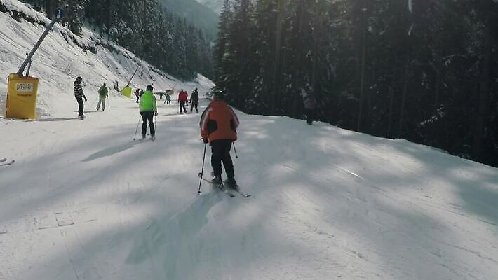 옷 계절 여자 유럽 스포츠 여행 겨울 자연 하늘 휴가 스키 휴식 산 사람 경사 사람없음 야외 가로 파란색 태양 맑음 얼음 트래킹 추위 흰색 소나무 스노우보드 휴양지 리프트 스키선수 불가리아 선로 절정 눈내림 1인칭시점 반스코 MP4 해외동영상 클립영상 자연요소 나무 시선 나라 컬러 컨셉 레저 날씨 겨울스포츠 운동선수 눈_날씨 장소 보드_스포츠 생태계 동영상 파일형식 남유럽