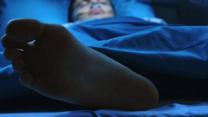 직업 손 발 건강 병원 사람 소년 치료 약 방 장비 환자 의사 공구 하트 침대 긴급 죽음 수술 맥박 서비스 충격 외과 정의 궤 돌봄 인원 전압 헬프 MOV 해외동영상 클립영상 모양 남자 어린이 가구 의학 모션 신체부위 의료진 도구 도움 동영상 파일형식