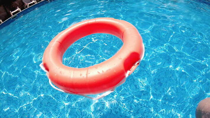 밧줄 컬러 여행 백그라운드 오렌지 휴가 경비 안전 사람 사람없음 야외 빨간색 물 파란색 햇빛 수영 장비 벨트 긴급 반지 도움 원형 구출 보호 위험 당구 오브젝트 휴양지 보안 부표 구명용품 안전요원 헬프 4K MOV 해외동영상 슬로모션 클립영상 자연요소 도형 잡화 줄 컨셉 과일 장신구 촬영기법 태양 구기 장소 수상스포츠 안전장비 동영상 파일형식