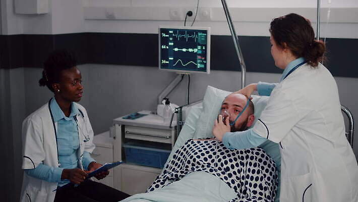 얼굴 건강 병원 가면 마스크 약 건강관리 모니터 검은색 방 고통 환자 간호사 의사 하트 침대 긴급 도움 호흡기관 맥박 호흡 질병 간호 확인 감시 병실 산소 거짓말 넣기 돌봄 바이탈 코로나바이러스 4K MOV 해외동영상 클립영상 모양 감정 컬러 가구 컨셉 의학 모션 관리 신체부위 컴퓨터 의료진 장기_의학 원소 바이러스 동영상 파일형식