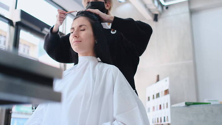 백인 모델 직업 라이프스타일 헤어스타일 외관 여자 얼굴 비즈니스 사람 두명 뷰티 머리 유행 상점 화장품 장비 덮개 붓 어플리케이션 미용사 이발 고객 서비스 돌봄 스타일리스트 스타일링 이발사 스타일 신청 4K MOV 해외동영상 클립영상 서양인 모션 생활 신체부위 뚜껑 동영상 파일형식