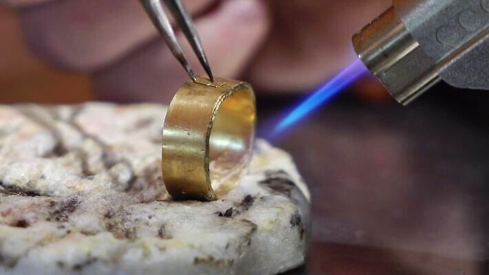 직업 디자인 산업 장신구 탁자 불 노동자 기술 사람없음 노란색 금속 장비 도구 공구 반지 작업 뜨거움 작업실 황금 고급 제조 은색 상품 보석 버너 만들기 난방 공예가 대장장이 백금 솜씨 핸드메이드 화상 MOV 해외동영상 클립영상 자연요소 컬러 가구 컨셉 모션 재질 상처 광석 동영상 파일형식