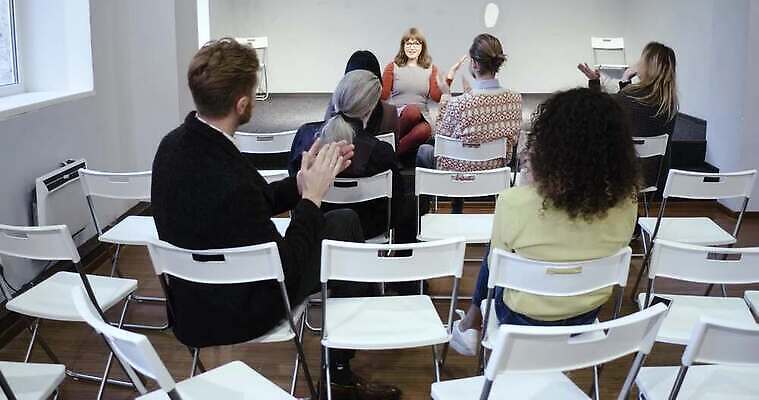 협력 건강 대화 사람 앉기 여러명 듣기 알코올 원형 그룹 토론 상담 커뮤니티 테라피 중독 마약 정신과의사 조언 지원 남용 중독자 안락 4K MP4 해외동영상 카운슬러 클립영상 도형 다수 컨셉 모션 말하기 뷰티 의사 상담원 동영상 파일형식