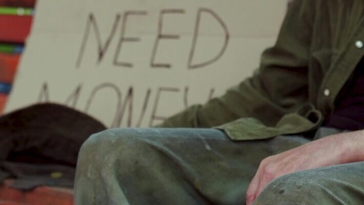 공원 벤치 가방 거리 한명 사람 앉기 야외 동전 추위 코트 도시 계산 좌절 가난 버리기 문제 거지 구걸 노숙자 우울증 헬프 4K MP4 해외동영상 클립영상 1 잡화 공공시설 감정 컨셉 돈 의자 모션 외투 도움 질병 동영상 파일형식