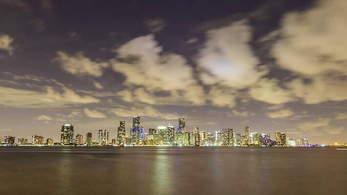 구름 건축양식 하늘 사람없음 건물 물 도시풍경 고층빌딩 미국 일몰 도시 만 도심 야간 저녁 스카이라인 빛망울 마이애미 플로리다 4K 타임랩스 MOV 해외동영상 클립영상 자연요소 건축물 건축 북아메리카 촬영기법 풍경 빌딩 빛 노을 동영상 파일형식