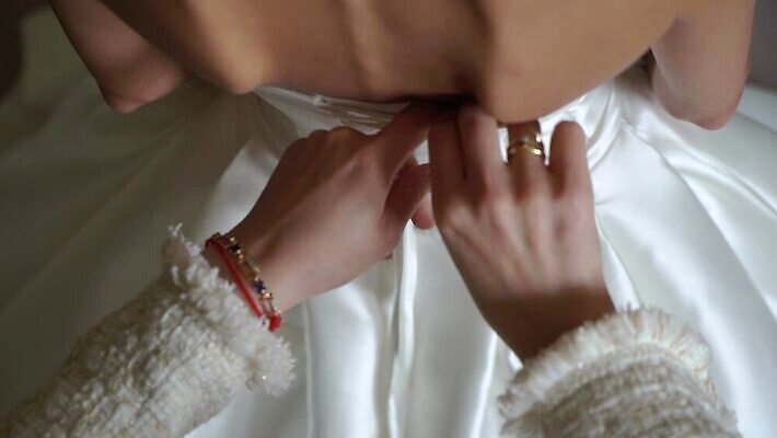 백인 손 드레스 옷 여자 딸 리본 결혼 신혼부부 결혼식 기념 이벤트 성인 유행 귀여움 낭만 흰색 축하 가운 고급 우아함 닫기 묘사 들러리 착용 코르셋 헬프 스타일 놓기 MOV 해외동영상 클립영상 서양인 부부 컬러 컨셉 가족 모션 사람 신체부위 도움 신혼 동영상 하객 파일형식