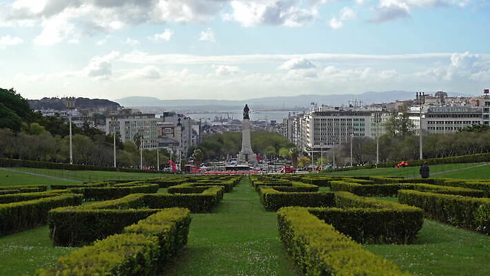 모양 디자인 공원 유럽 여행 휴가 파노라마 풍경 잔디 사람없음 야외 초록색 도시풍경 조각상 우주 정원 도시 잡초 포르투갈 정사각형 장면 천연기념물 7 랜드마크 리스본 수도권 전국 스타일 4K MOV 해외동영상 클립영상 도형 식물 공공시설 나라 컬러 촬영기법 조형물 숫자 지역 동영상 파일형식