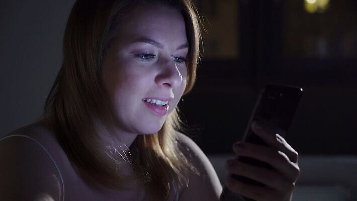 백인 라이프스타일 여자 인터넷 통신 베개 모바일 휴식 스트레스 주택 세포 피곤 한명 사람 스마트폰 핸드폰 독서 알약 어둠 침실 침대 잠 업무 서핑 야간 저녁 스마트 고민 문제 중독 소통 거짓말 불면증 우울증 취침시간 혼자 4K MOV 해외동영상 클립영상 자연요소 서양인 1 감정 가구 컨셉 침구 건물 생활 전자제품 스마트기기 약 수상스포츠 작업 질병 동영상 파일형식