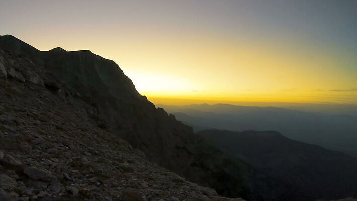 라이프스타일 여행 자연 산 여러명 야외 걷기 일몰 등산 트래킹 하이킹 그리스 백패커 4K MOV 해외동영상 클립영상 유럽 다수 모션 레저 사람 생활 노을 생태계 동영상 파일형식