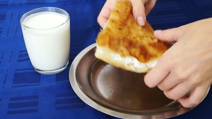 전통 여자 음료 음식 치즈 육류 사람없음 빵집 우유 껍질 맛 아침식사 먹기 반죽 요거트 발칸반도 페스츄리 맛있는 페타치즈 MOV 해외동영상 클립영상 빵 컨셉 식재료 모션 유제품 사람 상점 식사 동영상 파일형식