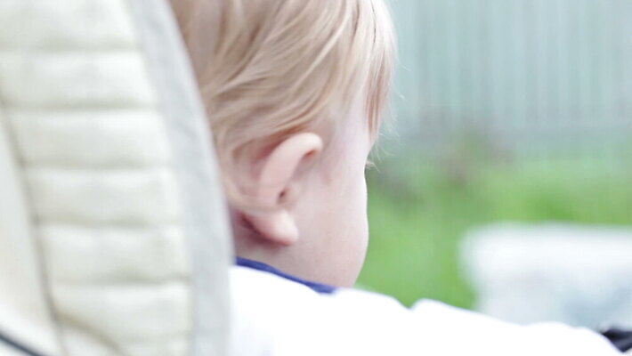 백인 응시 얼굴 어린이 가족 주택 텐트 소년 고통 흰색 도시 닫기 파편 위험 작음 가난 버리기 손목시계 유모차 리빙 공평 난민 노숙자 판잣집 HD MOV 해외동영상 클립영상 서양인 시선 남자 감정 시계 컬러 컨셉 장신구 관계 모션 캠핑도구 사람 건물 신체부위 아기용품 크기 동영상 파일형식