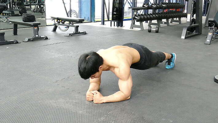 모양 1 라이프스타일 남자 스포츠 신체 근육 바닥 실내 건강 한명 사람 성인 운동 힘 에너지 널 연습 클럽 체육관 근육질 노력 4K MOV 해외동영상 클립영상 내부 생활 몸매 동영상 파일형식