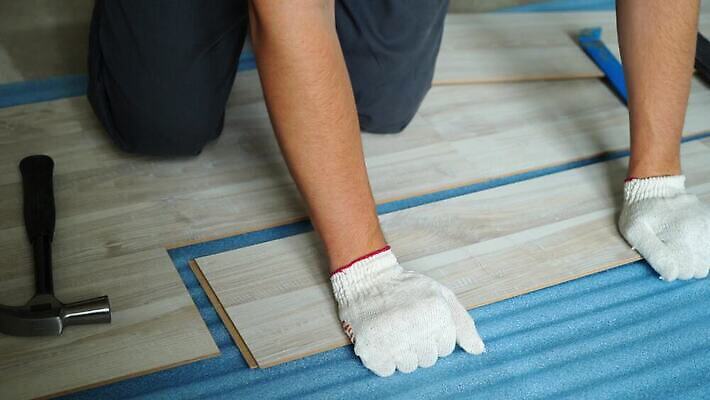 직업 장갑 노동자 바닥 주택 사람 사람없음 건물 목재 장식 방 장비 도구 공구 업무 판넬 수리 널 망치 목수 목공예 고정 DIY 건축업자 계약자 공예가 복원 설치 업그레이드 재주꾼 합판 파케트 4K MOV 해외동영상 클립영상 나무 건축물 잡화 건축 재료 취미 작업 공예 계약 동영상 파일형식