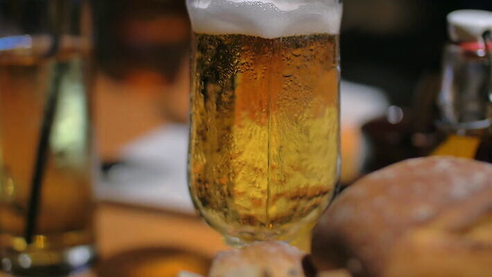 손 음료 음식 빵 유리 맥주 종류 신체부위 빛 식당 식사 카페 알코올 바 먹기 토핑 브루스케타 페스츄리 4K MOV 해외동영상 클립영상 모션 재질 주류 사람 상점 동영상 파일형식