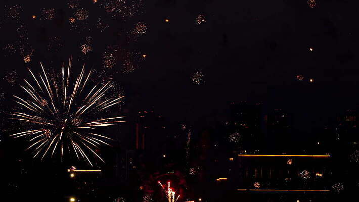 기념일 여행 백그라운드 하늘 불 휴가 불꽃 기념 폭죽 불꽃놀이 이벤트 사람없음 빨간색 물 빛 강 컬러풀 파티 축제 기쁨 축하 도시 야간 저녁 쇼 경례 스카이라인 광 크리스마스이브 4K MOV 해외동영상 클립영상 자연요소 감정 컬러 컨셉 크리스마스 놀이 인사 동영상 파일형식