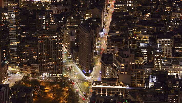 길 건축양식 안테나 사람없음 건물 도시풍경 고층빌딩 미국 황혼 도시 야간 저녁 뉴욕 맨해튼 빛망울 항공촬영 랜드마크 4K 타임랩스 MOV 해외동영상 클립영상 자연요소 건축물 건축 뷰포인트 북아메리카 통신 촬영기법 풍경 빌딩 빛 일몰 동영상 파일형식