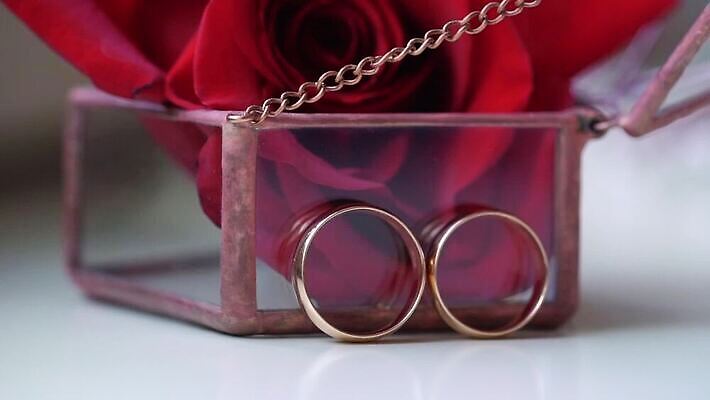 전통 커플 기념일 결혼 2 장신구 결혼식 남편 함께함 선물 사랑 사람없음 빛 금속 흰색 축하 반지 아내 쌍 황금 고급 닫기 은색 보석 심볼 오브젝트 다이아몬드 약혼 고립 백금 제안 MOV 해외동영상 클립영상 감정 컬러 컨셉 관계 모션 재질 이벤트 광석 약속 동영상 파일형식