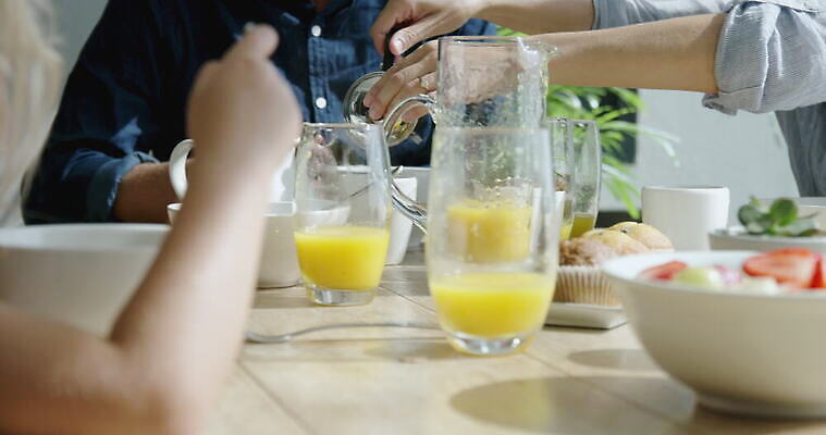 여자 남자 딸 아들 음료 초등학생 어린이 음식 40대 중년 가구 공 가정 가족 아프리카 탁자 엄마 함께함 실내 앉기 소년 여러명 두명 일상 부모 주스 조끼 사발 아빠 붓기 아침식사 오렌지주스 먹기 머핀 남아프리카 케이프타운 4K MOV 해외동영상 클립영상 학생 나라 빵 생활용품 다수 컨셉 관계 모션 사람 성인 내부 라이프 식사 외투 사기그릇 과일주스 동영상 남아프리카공화국 파일형식