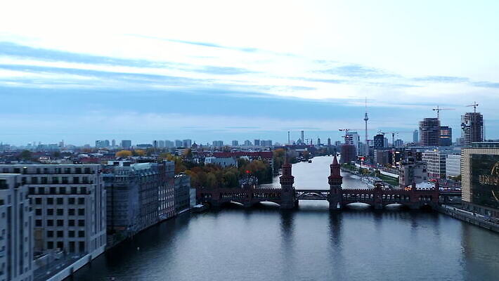유럽 여행 건축양식 하늘 거리 독일 안테나 파노라마 풍경 사람없음 건물 파란색 빛 강 도시풍경 여행객 탑 텔레비전 일몰 새벽 도시 도심 야간 저녁 장면 베를린 스카이라인 랜드마크 수도권 타임랩스 MOV 해외동영상 클립영상 자연요소 건축물 건축 나라 컬러 통신 촬영기법 사람 전자제품 노을 지역 동영상 파일형식