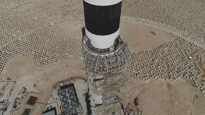 식물 산업 하늘 풍경 사람없음 야외 초록색 파란색 빛 글로벌 햇빛 태양 환경 탑 힘 재활용 장비 건설현장 사막 에너지 탐험 흰색 기름 석유 큼 기중기 생태계 태양에너지 가스 공학 개발 베터리 공급 4K MOV 해외동영상 클립영상 자연요소 건축물 교육 음식 컬러 건설업 중장비 그린에너지 크기 친환경 동영상 파일형식