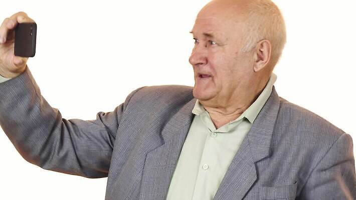 라이프스타일 할아버지 노년 감정 인터넷 통신 휴가 건강 한명 미소 사람 스마트폰 기쁨 표현 비즈니스맨 주름 어플리케이션 60대 연결 은퇴 긍정 70대 온라인 고립 돌봄 소셜미디어 조부모 4G 4K MOV 해외동영상 클립영상 1 남자 컨셉 비즈니스 가족 모션 표정 IT 성인 생활 핸드폰 스마트기기 직장인 동영상 파일형식