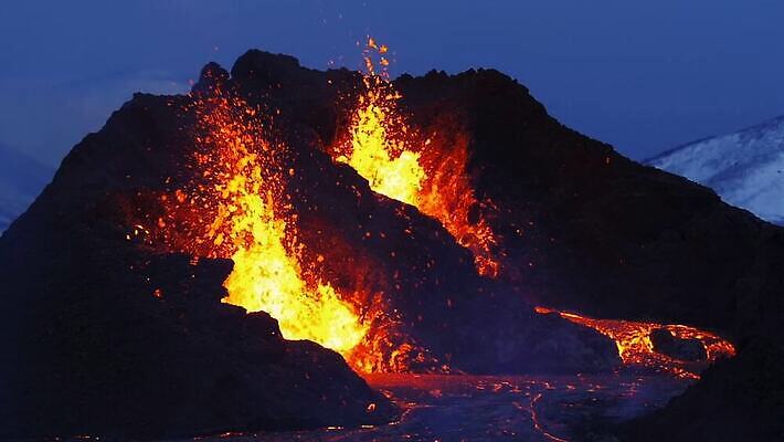 섬 여행 이동 오렌지 자연 하늘 불 불꽃 산 아이슬란드 풍경 사람없음 야외 빨간색 힘 흐름 에너지 뜨거움 연기 더위 야간 수증기 위험 폭발 영화 화산 용암 내추럴 재 재앙 지질학 화상 유체 MP4 해외동영상 클립영상 자연요소 교육 유럽 컬러 컨셉 과일 날씨 문화예술 상처 생태계 동영상 파일형식