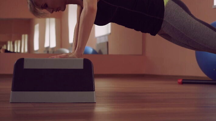 라이프스타일 여자 무기 스포츠 신체 운동선수 주택 건강 성인 내부 30대 운동복 금발 운동 힘 거울 매트 용기 결심 날씬함 연습 체육관 근육질 노력 궤 돌봄 핵심 MOV 해외동영상 슬로모션 클립영상 헤어스타일 그릇 옷 컨셉 모션 근육 촬영기법 사람 건물 생활 장년 몸매 동영상 파일형식