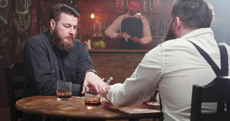 백인 라이프스타일 남자 통신 놀이 탁자 주택 함께함 실내 앉기 취미 친구 경쟁 우정 기쁨 도전 게임 잡기 바 신용카드 그룹 도박 집중 버번 옛날 위스키 4K MOV 해외동영상 클립영상 서양인 감정 가구 컨셉 관계 모션 주류 사람 내부 건물 생활 금융 동영상 파일형식