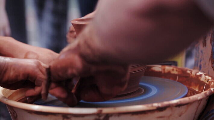 모양 전통 손 문화 손가락 기술 창조 미술 갈색 꽃병 수확 조끼 업무 바퀴 항아리 도자기 원형 작업실 사발 끝 성형수술 제조 냄비 준비 서식 복고 만들기 예술가 지느러미 점토 진흙 조형 주인 수공예 종료 공예가 도예가 압력 조각가 핸드메이드 MOV 해외동영상 클립영상 도형 직업 꽃 컬러 농업 모션 문화예술 신체부위 외투 작업 사기그릇 수술 솥 공예 동영상 파일형식