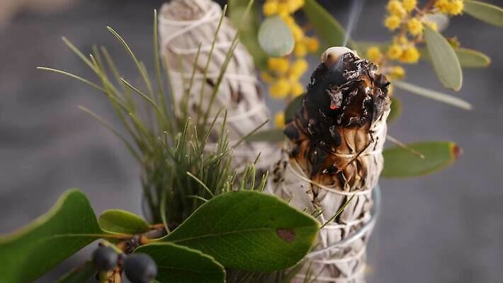 전통 요가 휴식 사람없음 치료 미국 화목 고요 약재 흰색 씻기 약초 샌들 신비 인도인 청소 향신료 보따리 향기 아로마 아로마테라피 연소 세이지 예언자 자연요법 4K MP4 해외동영상 클립영상 외국인 웰빙 컬러 신발 컨셉 북아메리카 의학 동양인 약 청결 풀_식물 냄새 테라피 동영상 향미료 파일형식