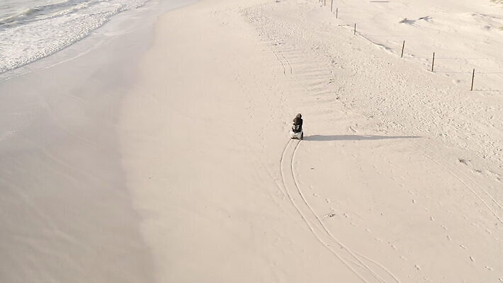 모래 바다 휴식 한명 사람없음 야외 하이앵글 침묵 이탈리아 승차 장애 항공촬영 독립 토스카나 트래킹숏 MOV 해외동영상 슬로모션 클립영상 1 유럽 뷰포인트 컨셉 모션 촬영기법 사람 소리 동영상 파일형식