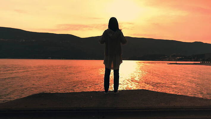 라이프스타일 여자 실루엣 바다 자연 한명 사람 성인 야외 일출 일몰 야간 저녁 4K MOV 해외동영상 클립영상 자연요소 1 촬영기법 생활 노을 생태계 동영상 파일형식