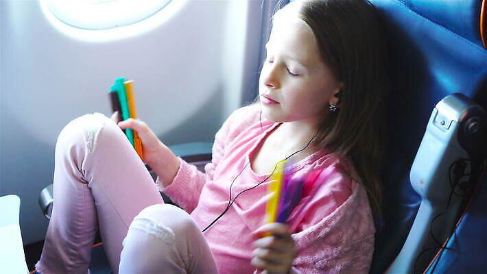 백인 라이프스타일 어린이 여행 창문 가족 교통시설 놀이 휴가 비행기 실내 한명 안전 사람 앉기 야외 노트북 장난감 상점 헤드폰 텔레비전 듣기 공항 작음 영화 항공 출발 흥분 승객 대패 떠남 잠금해제 4K MOV 해외동영상 클립영상 서양인 1 감정 음향기기 교통 컨셉 관계 항공교통 모션 문화예술 대중교통 내부 생활 전자제품 크기 시설 동영상 파일형식