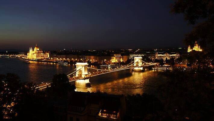 외관 유럽 여행 건축양식 하늘 안테나 파노라마 풍경 사람없음 건물 물 파란색 빛 강 도시풍경 황혼 일몰 궁전 도시 역사 해충 야간 저녁 언덕 타운 스카이라인 헝가리 국회 고딕 다뉴브강 랜드마크 부다페스트 수도권 옛날 MOV 해외동영상 클립영상 자연요소 건축물 건축 나라 컬러 고건축 통신 촬영기법 노을 벌레 지역 동영상 동유럽 파일형식