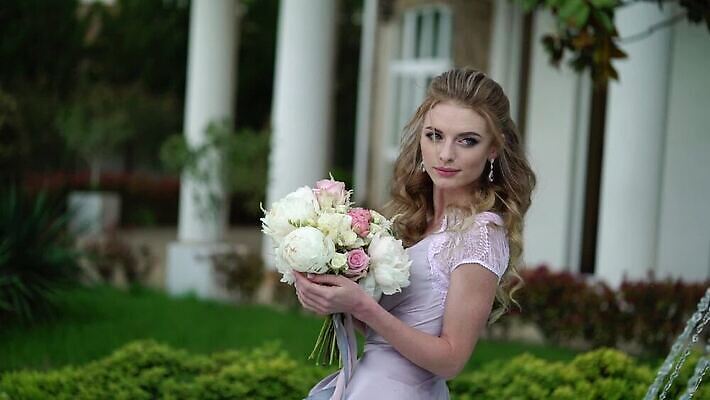 백인 드레스 여자 꽃 꽃다발 포즈 결혼 신혼부부 호텔 결혼식 한명 파란색 금발 뷰티 걷기 귀여움 정원 산책 흰색 축하 가운 목욕가운 빌라 제비꽃 분수 휴양지 란제리 MOV 해외동영상 슬로모션 클립영상 서양인 식물 1 헤어스타일 부부 옷 컬러 컨셉 모션 숙소 휴식 주택 촬영기법 사람 이벤트 장소 속옷 신혼 동영상 파일형식