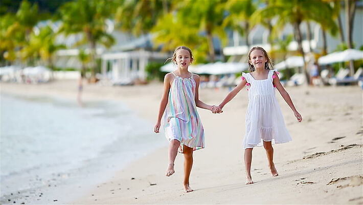 백인 라이프스타일 행복 어린이 모래 바다 여행 2 장난 휴가 휴식 사람 야외 두명 우정 기쁨 몰디브 MOV 해외동영상 클립영상 서양인 감정 아시아 컨셉 생활 친구 동영상 파일형식