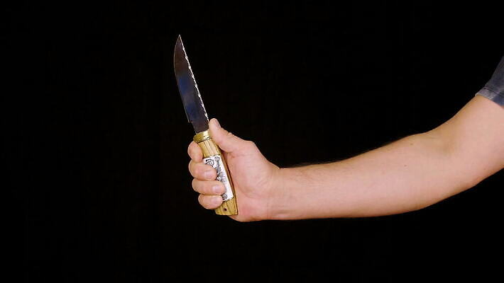 손 남자 무기 백그라운드 컨셉 손잡이 사람 목재 장식 금속 주방 검은색 공구 죽음 잡기 칼날 범죄 칼 은색 위험 큼 공격 무서움 수집 위협 날카로움 팔 보여주기 나쁜 고립 고물 공격적 살인범 암살자 옛날 전용 철강 호러 4K MOV 해외동영상 클립영상 나무 감정 컬러 재료 모션 재질 신체부위 도구 크기 공포 동영상 파일형식