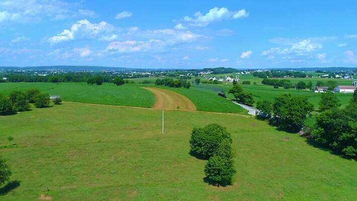 산업 교통시설 안테나 사람없음 세로 빛 금속 검은색 힘 기계 기찻길 운전 기차 골동품 화물 시골 운전사 연기 수증기 철 묘사 박물관 상업 무거움 엔진 드론 서쪽 선로 철강 4K MOV 해외동영상 클립영상 직업 육상교통 컬러 교통 통신 모션 재질 대중교통 운송업 무게 방향 시설 동영상 파일형식
